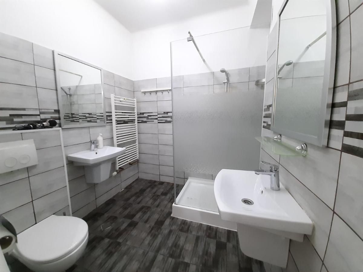 בוקרשט Four Rooms Apartment Central מראה חיצוני תמונה