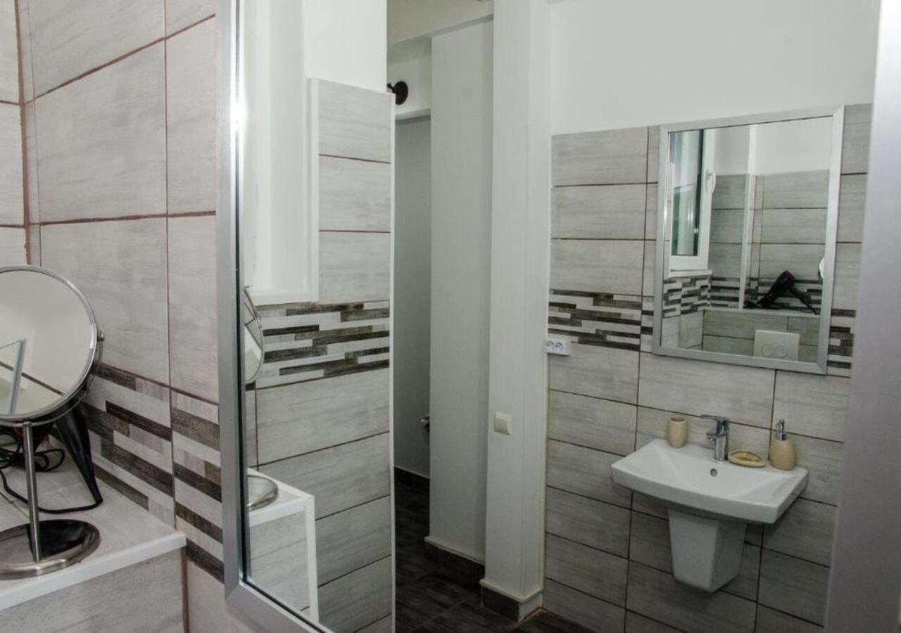 בוקרשט Four Rooms Apartment Central מראה חיצוני תמונה